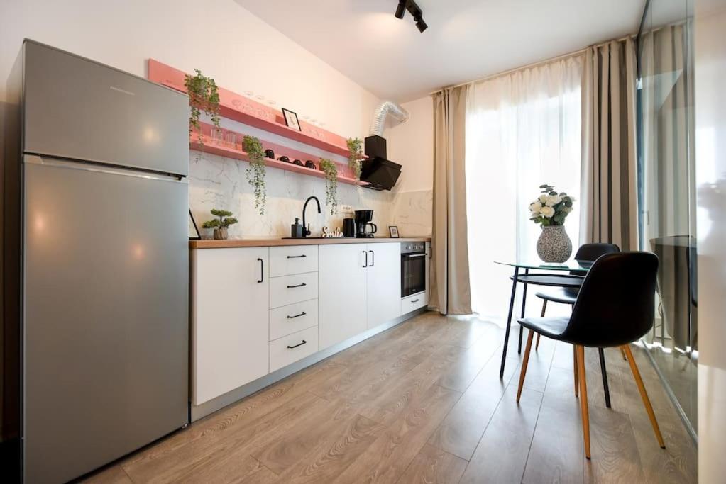 Pink Cloud Apartment Bucureşti Exterior foto