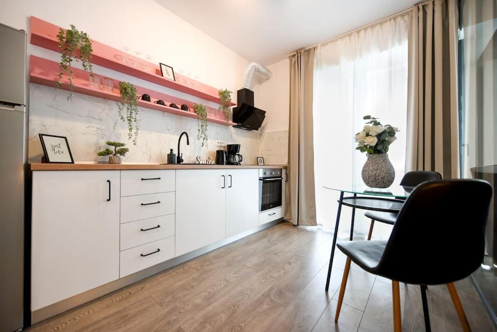 Pink Cloud Apartment Bucureşti Exterior foto